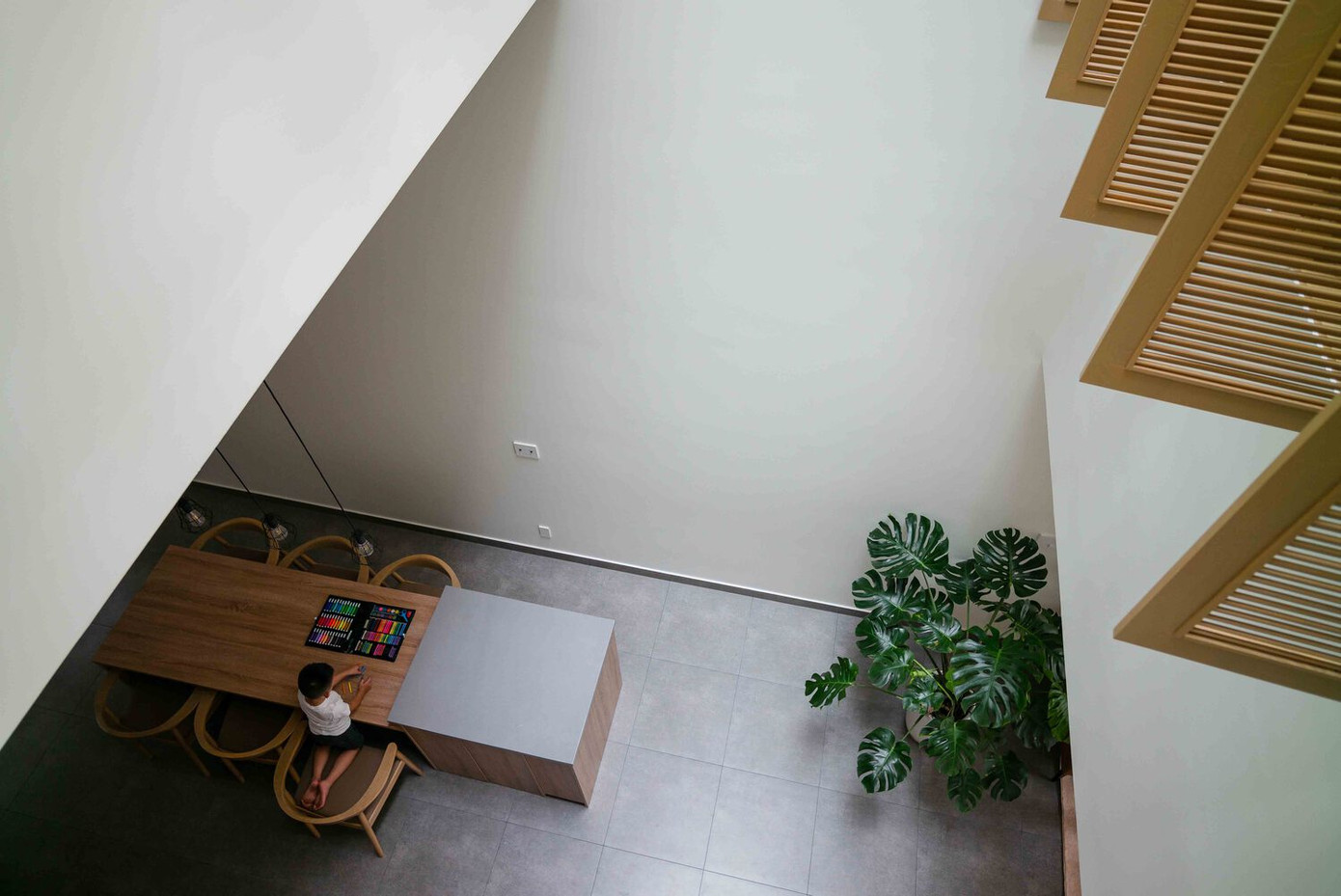 Nội thất ngôi nhà được thiết kế đơn giản, nhằm tạo nên độ thoáng cho không gian mà vẫn đáp ứng được nhu cầu sử dụng của người sử dụng. Nội thất ngôi nhà được thiết kế đơn giản, nhằm tạo nên độ thoáng cho không gian mà vẫn đáp ứng được nhu cầu sử dụng của người sử dụng.