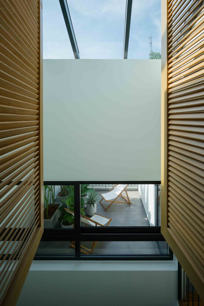 Một giếng trời lớn được đặt ở trung tâm ngôi nhà để điều hòa không khí, mở rộng ánh sáng tự nhiên và tạo sự kết nối giữa các thành viên trong gia đình. Một giếng trời lớn được đặt ở trung tâm ngôi nhà để điều hòa không khí, mở rộng ánh sáng tự nhiên và tạo sự kết nối giữa các thành viên trong gia đình.