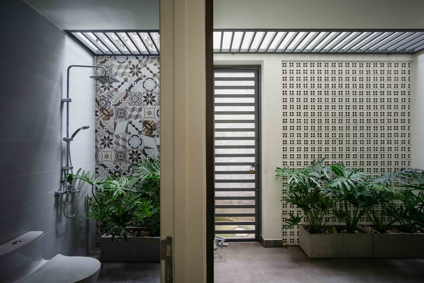 Không gian sân thượng ở trung tâm ngôi nhà được trồng rất nhiều cây xanh, để tạo thành một khu vườn nhiệt đới, giúp các thành viên trong gia đình thư giãn khi có thời gian rảnh. Không gian sân thượng ở trung tâm ngôi nhà được trồng rất nhiều cây xanh, để tạo thành một khu vườn nhiệt đới, giúp các thành viên trong gia đình thư giãn khi có thời gian rảnh.