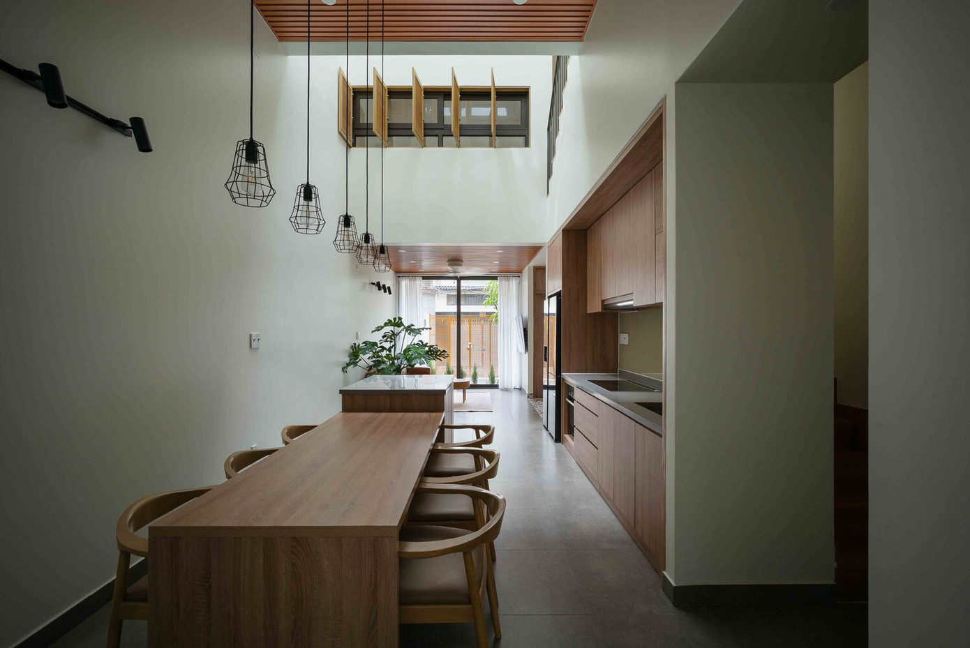 Các không gian thường xuyên sử dụng (phòng khách, bếp, 2 phòng ngủ, sân thượng) được các kiến trúc sư tính toán bố trí ở tầng thấp nhất để tạo sự thuận tiện tối đa, còn không gian làm việc được bố trí ở tầng cao nhất để đảm bảo sự riêng tư cần thiết cho mọi người. Các không gian thường xuyên sử dụng (phòng khách, bếp, 2 phòng ngủ, sân thượng) được các kiến trúc sư tính toán bố trí ở tầng thấp nhất để tạo sự thuận tiện tối đa, còn không gian làm việc được bố trí ở tầng cao nhất để đảm bảo sự riêng tư cần thiết cho mọi người.