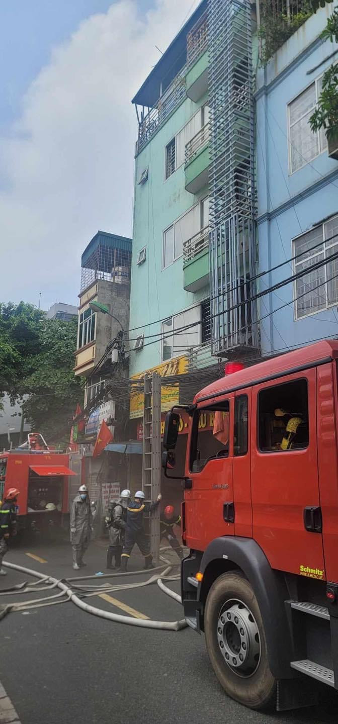 Trưa 19/5, nhiều người thuê căn hộ tại tòa chung cư mini 9 tầng trên phố Quan Nhân phát hiện có khói đen bốc ra từ tầng 4 nên hoảng hốt bỏ chạy. (Ảnh: Internet)