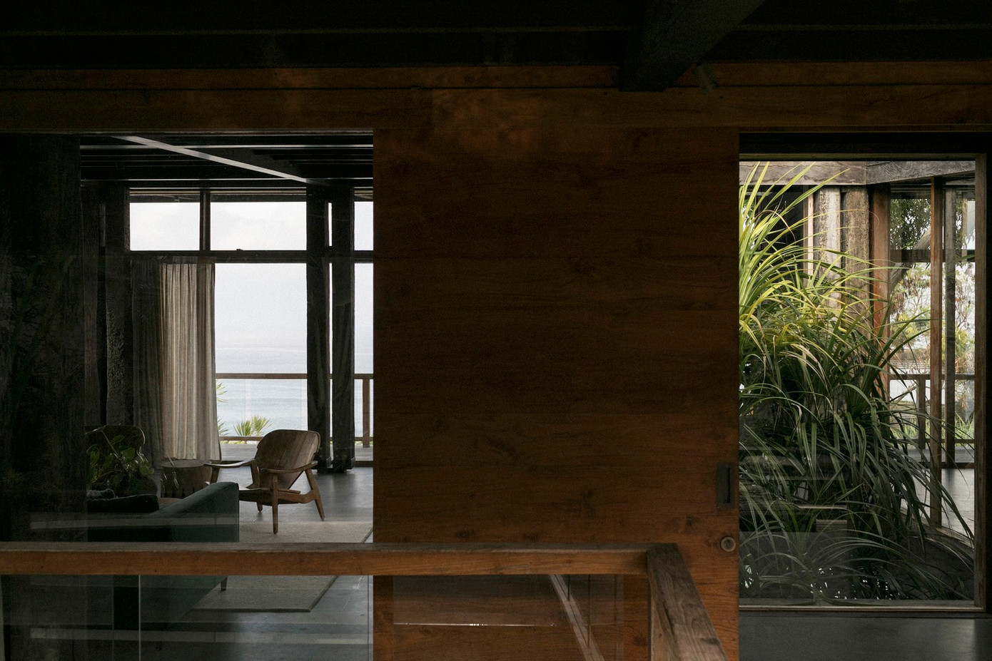 Nhiều người nhận xét, đây là mẫu nhà nghỉ dưỡng lý tưởng, cho các gia đình thích sự yên tĩnh và gần gũi với thiên nhiên. Do đó, sau khi đăng tải, bộ ảnh của ngôi nhà nhanh chóng gây "sốt" trên các diễn đàn về kiến trúc và nhà ở. Nhiều người nhận xét, đây là mẫu nhà nghỉ dưỡng lý tưởng, cho các gia đình thích sự yên tĩnh và gần gũi với thiên nhiên. Do đó, sau khi đăng tải, bộ ảnh của ngôi nhà nhanh chóng gây "sốt" trên các diễn đàn về kiến trúc và nhà ở.