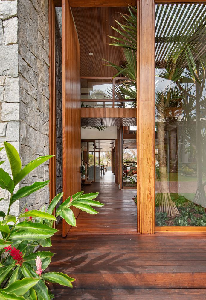 Ngay lối vào ở cửa chính ở tầng 1, kiến trúc sư đã bố trí một khu vườn xanh mát kéo dài đến tận chân cầu thang. Điều này khiến con người có cảm giác giống như đang dạo chơi trong một khu rừng huyền ảo. Ngay lối vào ở cửa chính ở tầng 1, kiến trúc sư đã bố trí một khu vườn xanh mát kéo dài đến tận chân cầu thang. Điều này khiến con người có cảm giác giống như đang dạo chơi trong một khu rừng huyền ảo.