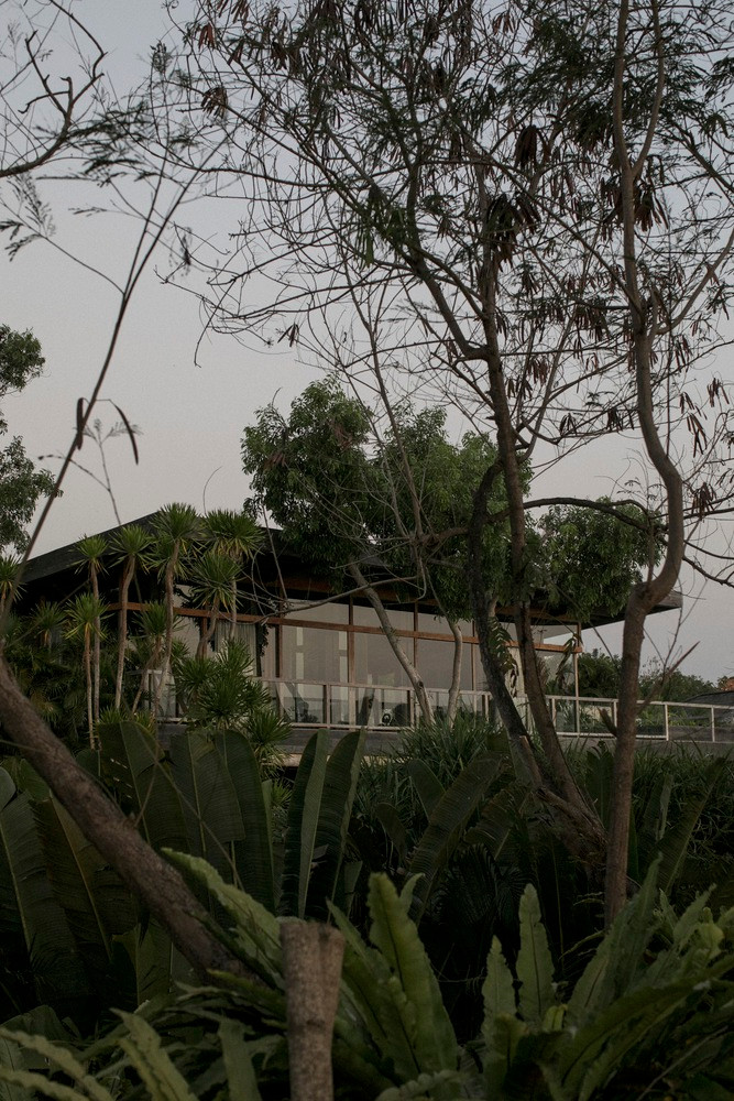 Ngôi nhà 2 tầng này nằm trên khu đất rộng 2300m2, phía trước là một vách đá, với tầm nhìn ra biển. Ngôi nhà 2 tầng này nằm trên khu đất rộng 2300m2, phía trước là một vách đá, với tầm nhìn ra biển.