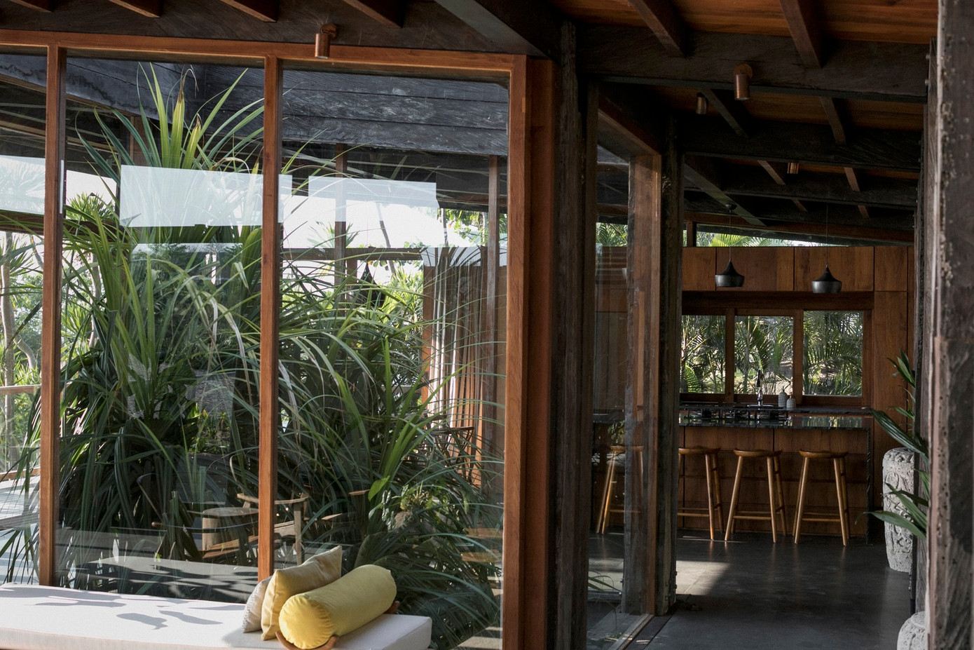 Ngôi nhà hạn chế tiêu tốn điện năng của điều hòa vì có cây cối xanh mát bao quanh. Ngôi nhà hạn chế tiêu tốn điện năng của điều hòa vì có cây cối xanh mát bao quanh.