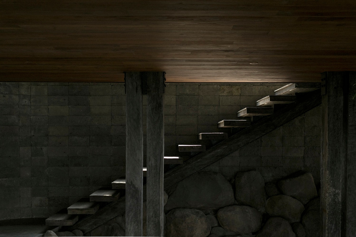 Các cột neo giữ cấu trúc thứ cấp của ngôi nhà, gồm dầm thép và dầm gỗ ulin để đỡ mái nhà bằng ván lợp ulin với phần nhô ra đúc hẫng lớn. Các cột neo giữ cấu trúc thứ cấp của ngôi nhà, gồm dầm thép và dầm gỗ ulin để đỡ mái nhà bằng ván lợp ulin với phần nhô ra đúc hẫng lớn.