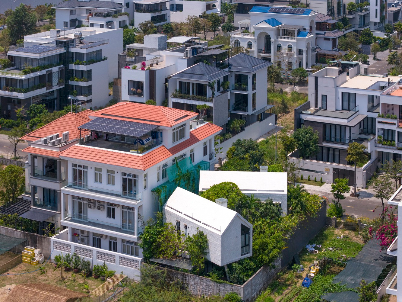 Ngôi nhà hòa nhập liền mạch với cảnh quan thiên nhiên xung quanh, mang đến cho chủ nhân một nơi trú ẩn yên tĩnh trong những năm tháng vàng son của họ.