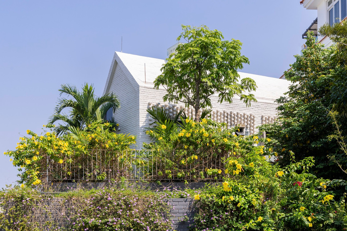 Ngôi nhà này nằm trong một khu vực dành riêng cho các gia đình giàu có. Tuy nhiên, trong khi những ngôi nhà lân cận ưu tiên quy mô và sự sang trọng, thì ngôi nhà này lại có một cách tiếp cận khác.