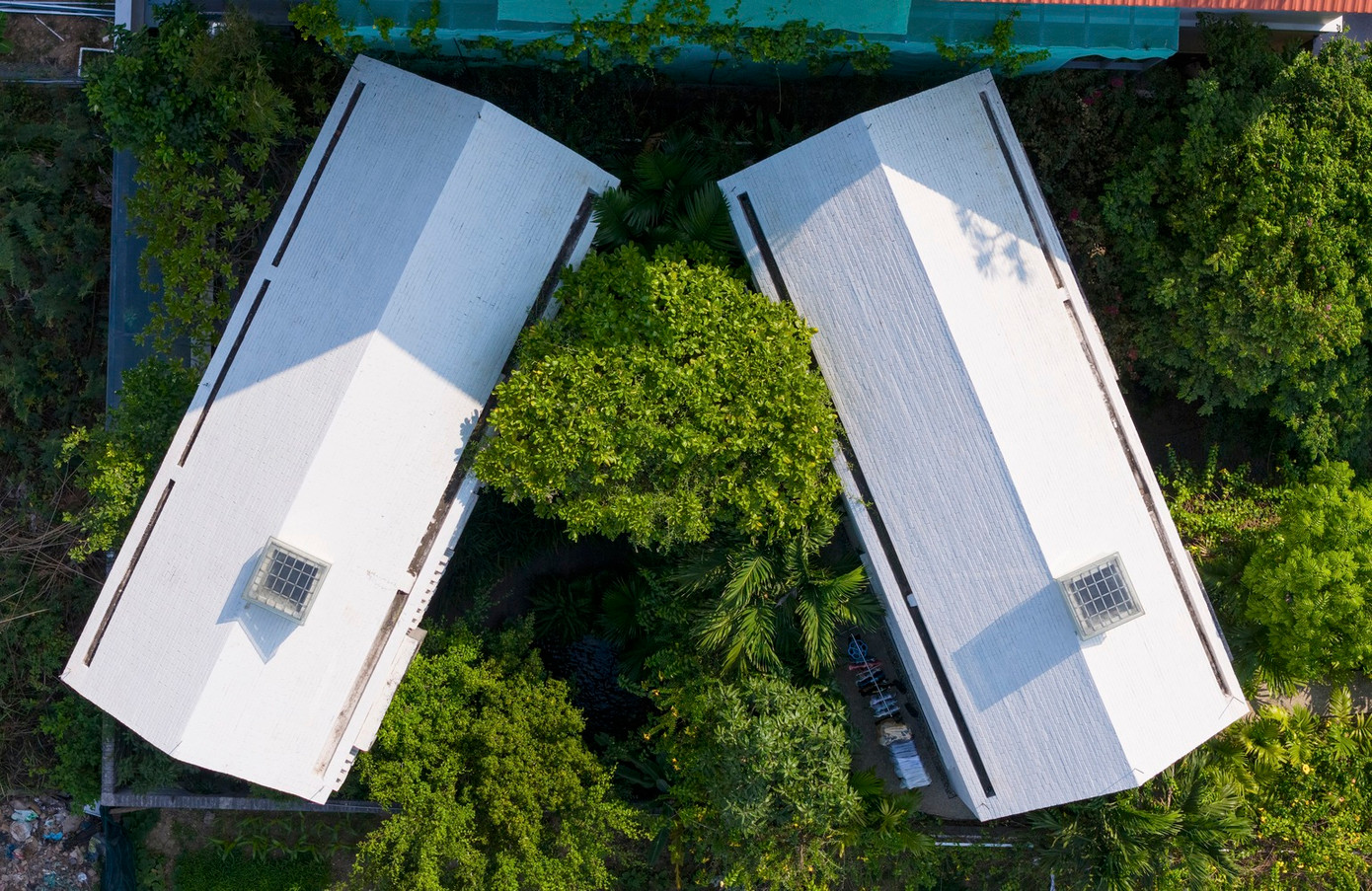 Công trình gồm hai khối: Khối trên cùng gồm hai ngôi nhà mái trắng đặt trên nền tối màu, hòa quyện vào không gian xanh tươi. Hai khối tượng trưng cho một cặp đôi đang ôm nhau, quay lưng lại với nhịp sống hối hả bên ngoài.