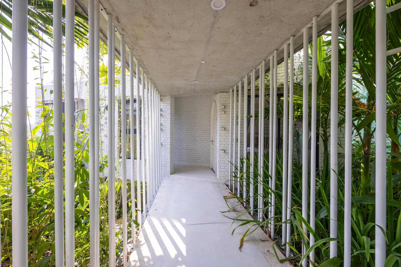 Ngôi nhà hòa nhập liền mạch với cảnh quan thiên nhiên xung quanh, mang đến cho chủ nhân một nơi trú ẩn yên tĩnh trong những năm tháng vàng son của họ.