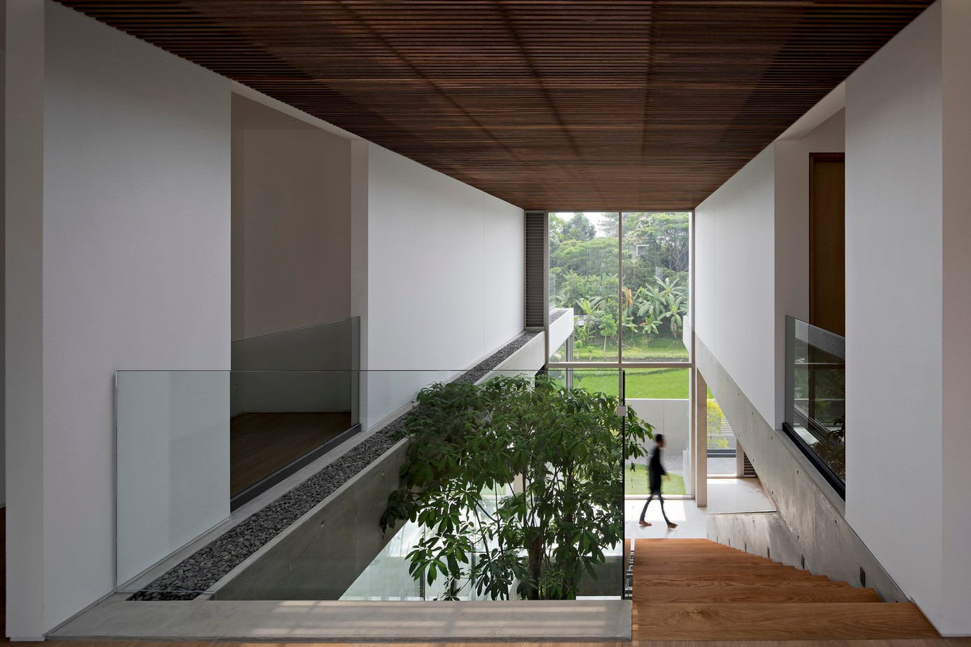 Các kiến trúc sư đã lắp đặt hai cửa trượt bằng kính, nối liền với hành lang. Điểm nhấn của hệ thống cửa này chính là khung nhôm mỏng, khi cửa mở, các khung cửa xếp khít vào nhau tạo thành một đường thẳng liền mạch, mang đến sự đồng nhất về mặt thẩm mỹ.