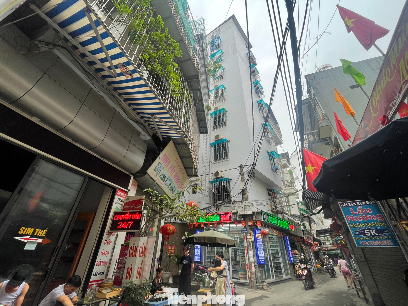 Những tòa CCMN, nhà trọ nằm sâu trong ngõ còn gây khó khăn cho việc tiếp cận của lực lượng PCCC khi không may xảy ra sự cố.