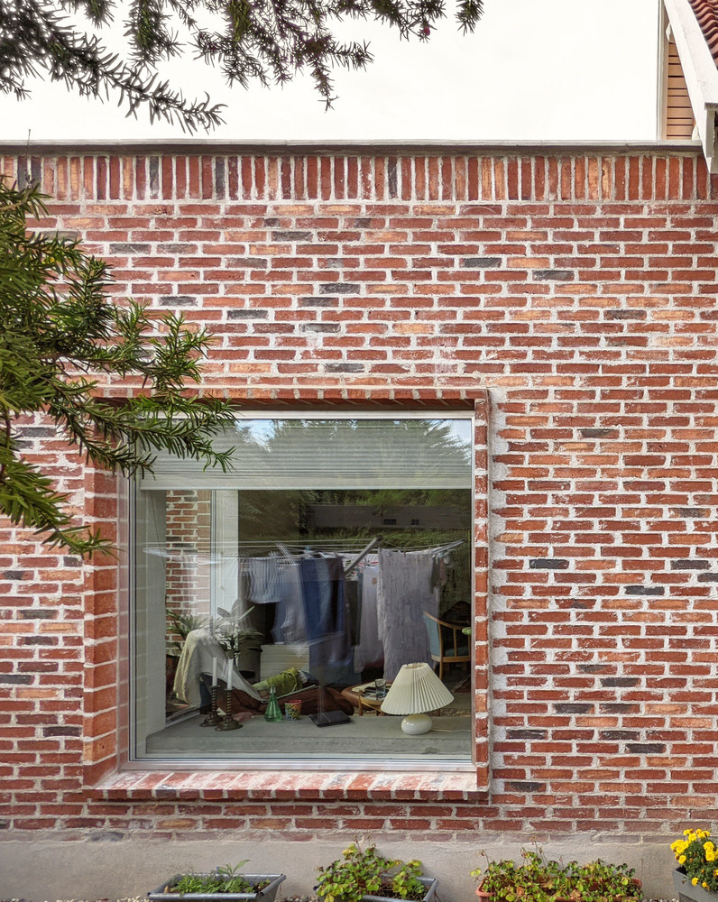 Nhóm thiết kế cho rằng, mẫu nhà cấp 4 này vừa đáp ứng đủ công năng sử dụng, tính thẩm mĩ và tiết kiệm được ngân sách cho gia chủ.