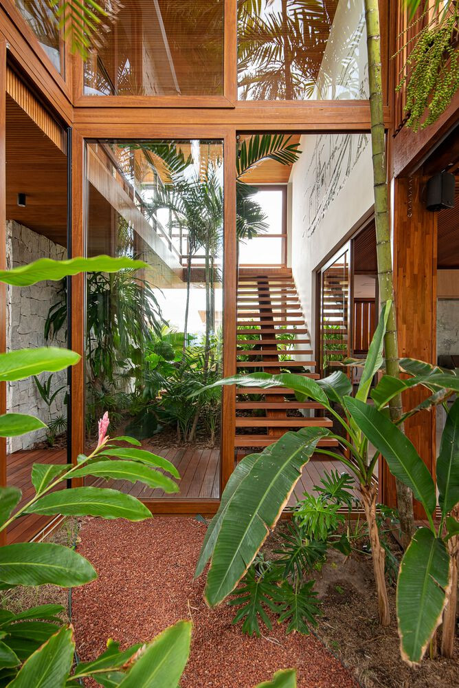 Ngay lối vào ở cửa chính ở tầng 1, kiến trúc sư đã bố trí một khu vườn xanh mát kéo dài đến tận chân cầu thang. Điều này khiến con người có cảm giác giống như đang dạo chơi trong một khu rừng huyền ảo. Ngay lối vào ở cửa chính ở tầng 1, kiến trúc sư đã bố trí một khu vườn xanh mát kéo dài đến tận chân cầu thang. Điều này khiến con người có cảm giác giống như đang dạo chơi trong một khu rừng huyền ảo.