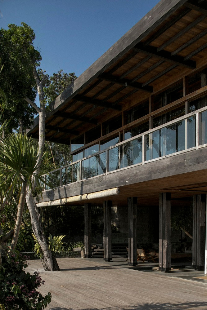 Một máng hứng nước được giấu kín chạy dọc theo mái hiên, nên khi có mưa, nước mưa được thu thập, lưu trữ, xử lý và sau đó cung cấp nguồn nước sử dụng cho ngôi nhà. Một máng hứng nước được giấu kín chạy dọc theo mái hiên, nên khi có mưa, nước mưa được thu thập, lưu trữ, xử lý và sau đó cung cấp nguồn nước sử dụng cho ngôi nhà.