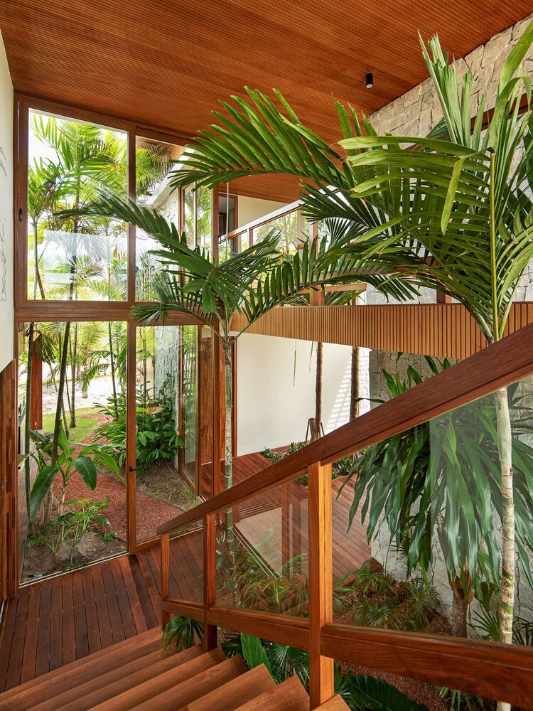 Để ngôi nhà được thông gió tốt nhất có thể, kiến trúc sư thiết kế các cửa kính mở để không khí và gió biển lưu thông khắp các không gian. Để ngôi nhà được thông gió tốt nhất có thể, kiến trúc sư thiết kế các cửa kính mở để không khí và gió biển lưu thông khắp các không gian.