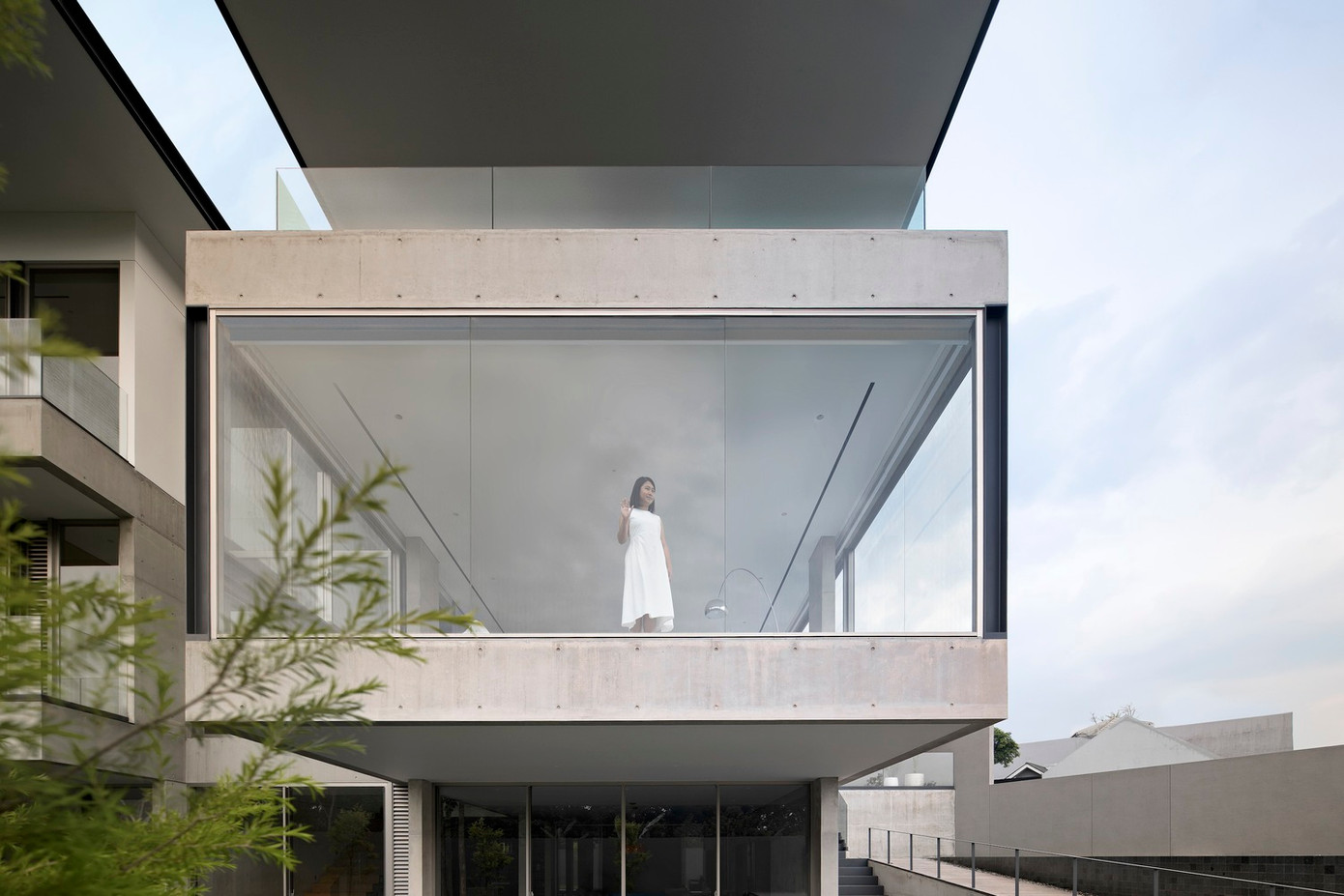 Cầu thang dẫn lên tầng trên được bố trí khéo léo bằng cách hướng gia chủ và khách tham quan đến một không gian mở, nơi có cửa sổ kính lớn, ghi trọn khung cảnh tuyệt đẹp vào trong tầm mắt.