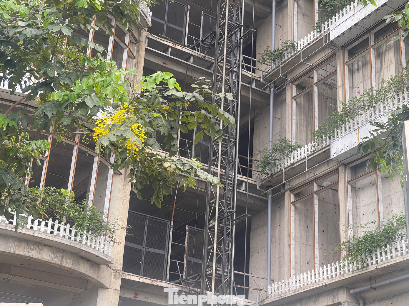 Trong những quý gần đây, giá nhà chung cư tại Hà Nội đang chứng kiến mức tăng chóng mặt khiến giấc mơ sở hữu nhà của người lao động ngày càng khó khăn. Một trong những nguyên nhân của tình trạng này là do việc nguồn cung thiếu hụt dẫn đến mất cân bằng thị trường, đẩy giá nhà tăng cao. Trong bối cảnh này, có một số dự án chung cư bỏ hoang lâu năm lại có dấu hiệu rục rịch thi công trở lại.