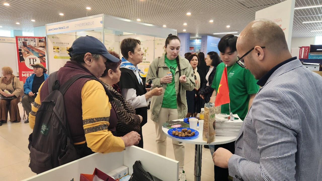 Sản phẩm sữa và hoa quả sấy của TH được giới thiệu tại Hội chợ. Ảnh: An Lâm