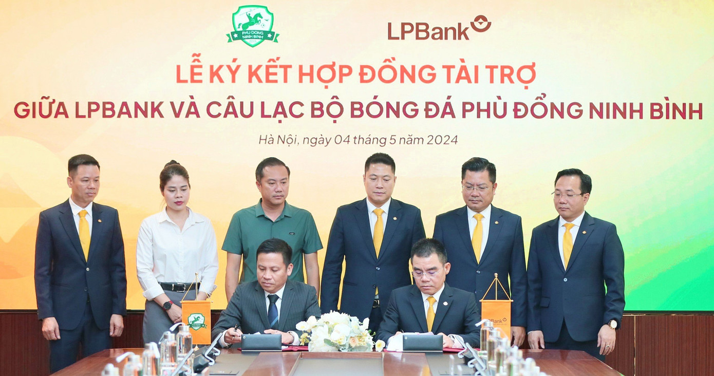 Ông Hồ Nam Tiến – Tổng Giám đốc LPBank và ông Phạm Duy Vinh – Tổng Giám đốc điều hành CLB Phù Đổng Ninh Bình thực hiện ký kết Hợp đồng tài trợ dưới sự chứng kiến của ông Nguyễn Văn Thùy – Phó Chủ tịch Thường trực HĐQT LPBank và ông Nguyễn Xuân Vũ – Phó Chủ tịch Liên đoàn Bóng đá Việt Nam, Chủ tịch CLB Phù Đổng Ninh Bình.