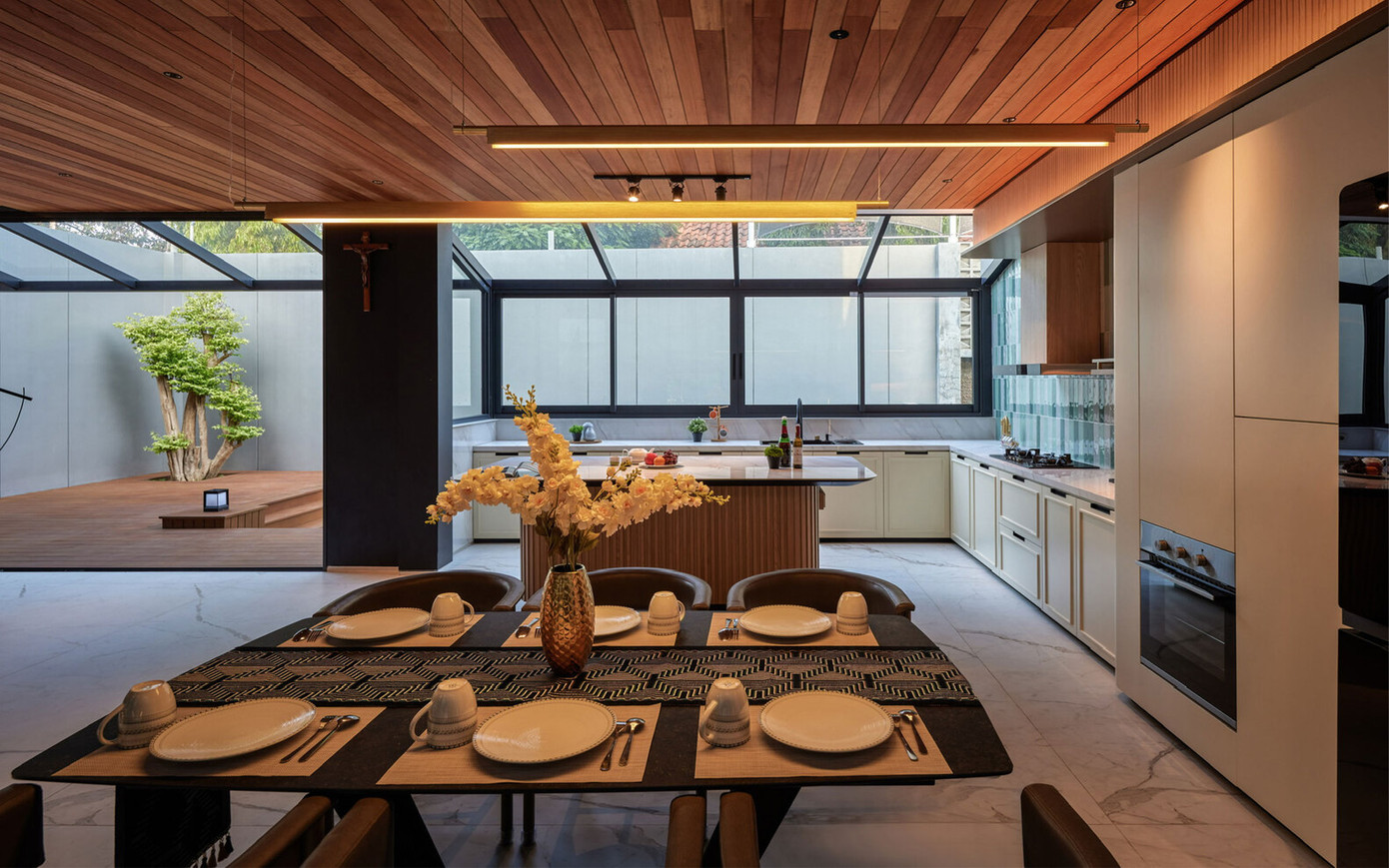 Khu vườn trung tâm được thiết kế với mái mở, phục vụ mục đích kép. Nó không chỉ chiếu sáng không gian bằng ánh sáng tự nhiên, giảm nhu cầu chiếu sáng nhân tạo mà nó còn giống như một chiếc máy lọc không khí tự nhiên cho ngôi nhà. Khu vườn trung tâm được thiết kế với mái mở, phục vụ mục đích kép. Nó không chỉ chiếu sáng không gian bằng ánh sáng tự nhiên, giảm nhu cầu chiếu sáng nhân tạo mà nó còn giống như một chiếc máy lọc không khí tự nhiên cho ngôi nhà.