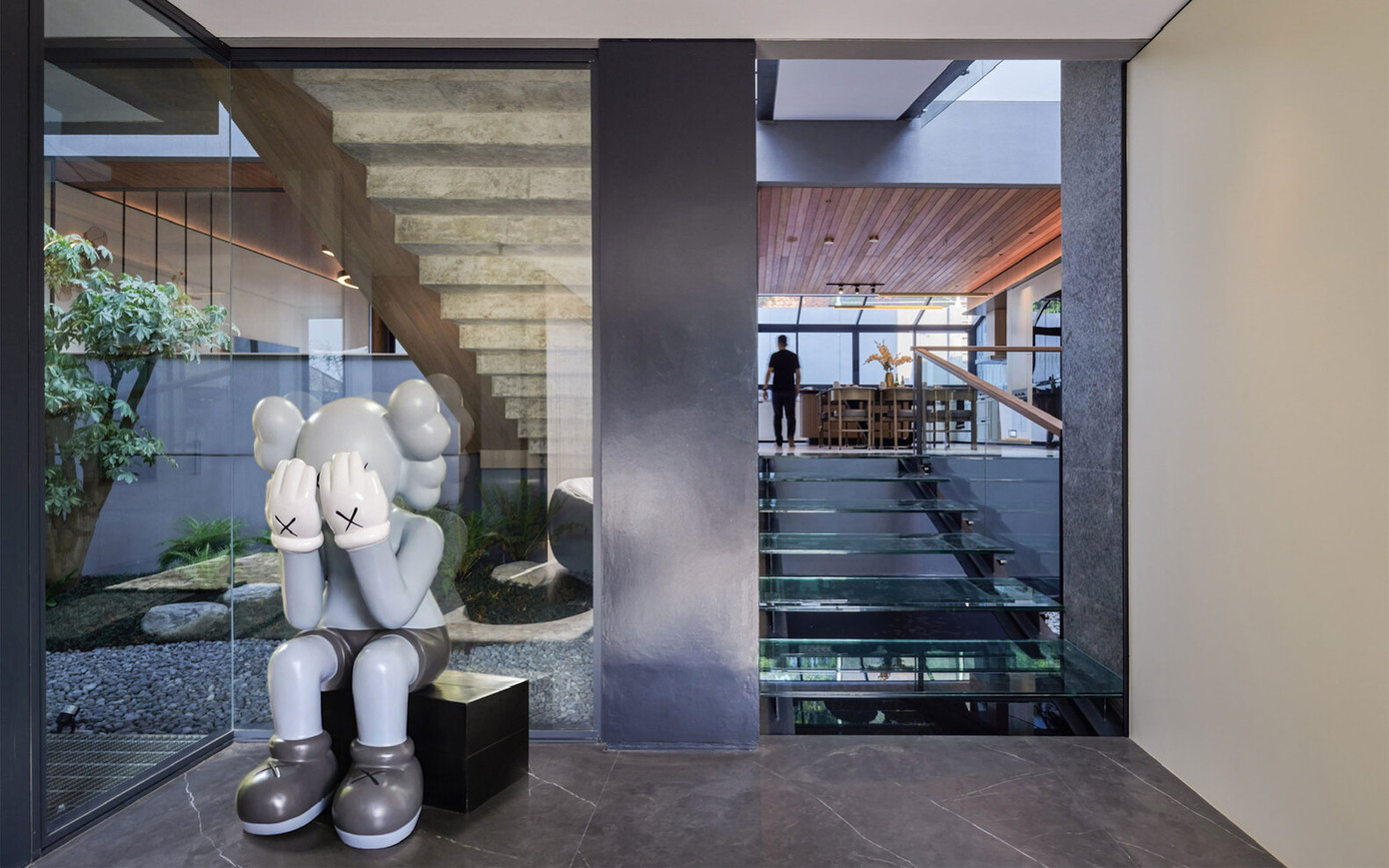 Khu vườn trung tâm được thiết kế với mái mở, phục vụ mục đích kép. Nó không chỉ chiếu sáng không gian bằng ánh sáng tự nhiên, giảm nhu cầu chiếu sáng nhân tạo mà nó còn giống như một chiếc máy lọc không khí tự nhiên cho ngôi nhà. Khu vườn trung tâm được thiết kế với mái mở, phục vụ mục đích kép. Nó không chỉ chiếu sáng không gian bằng ánh sáng tự nhiên, giảm nhu cầu chiếu sáng nhân tạo mà nó còn giống như một chiếc máy lọc không khí tự nhiên cho ngôi nhà.