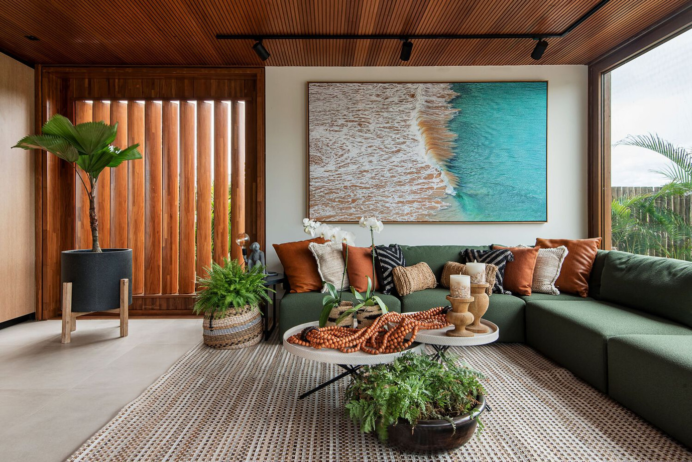 Nhờ các cửa kính mở mà không gian trong nhà và ngoài trời, giữa hiên, ban công, phòng khách và phòng ăn như được kết nối liền mạch, không có ranh giới. Nhờ các cửa kính mở mà không gian trong nhà và ngoài trời, giữa hiên, ban công, phòng khách và phòng ăn như được kết nối liền mạch, không có ranh giới.