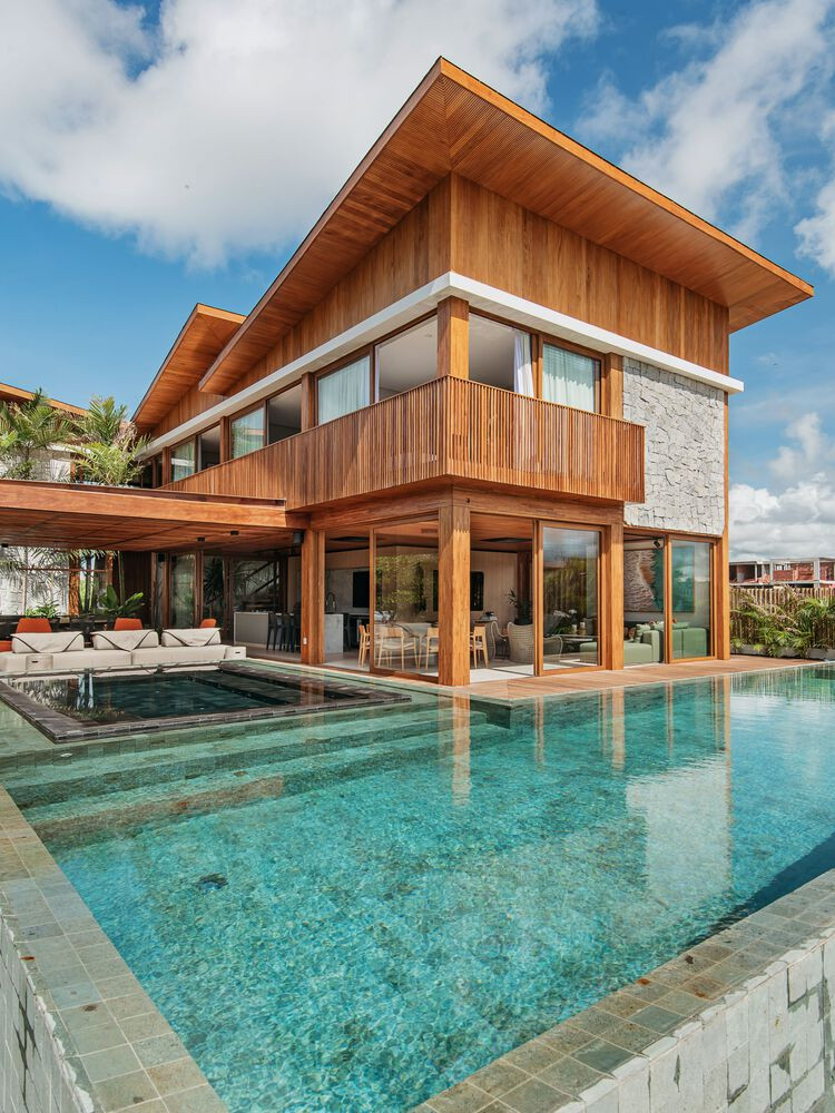 Mái nhà được thiết kế thành nhiều phần cao thấp khác nhau, tạo cảm giác như sự chuyển động của sóng biển. Mái nhà được thiết kế thành nhiều phần cao thấp khác nhau, tạo cảm giác như sự chuyển động của sóng biển.