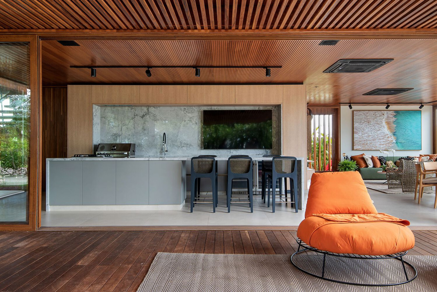 Nhờ các cửa kính mở mà không gian trong nhà và ngoài trời, giữa hiên, ban công, phòng khách và phòng ăn như được kết nối liền mạch, không có ranh giới. Nhờ các cửa kính mở mà không gian trong nhà và ngoài trời, giữa hiên, ban công, phòng khách và phòng ăn như được kết nối liền mạch, không có ranh giới.