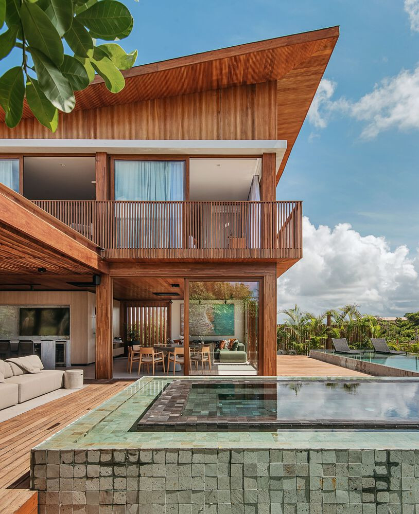 Mái nhà được thiết kế thành nhiều phần cao thấp khác nhau, tạo cảm giác như sự chuyển động của sóng biển. Mái nhà được thiết kế thành nhiều phần cao thấp khác nhau, tạo cảm giác như sự chuyển động của sóng biển.