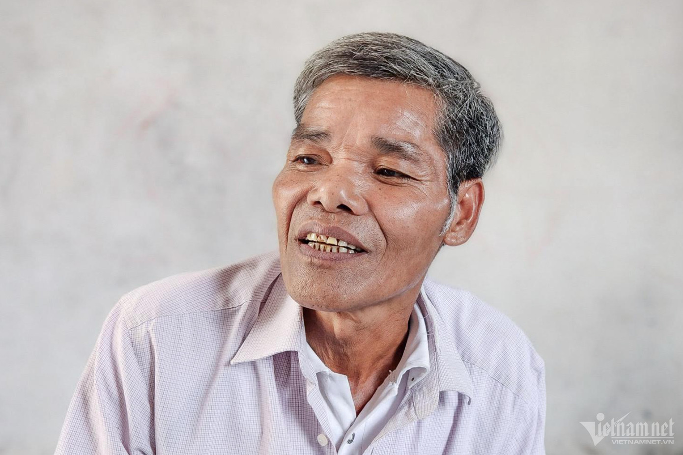 Ông Hồ Văn Chiến hào hứng kể về khoản tiền bán tín chỉ carbon từ rừng cộng đồng mà người dân thôn Chênh Vênh được nhận đầu năm nay. Ảnh: Hiền Anh.