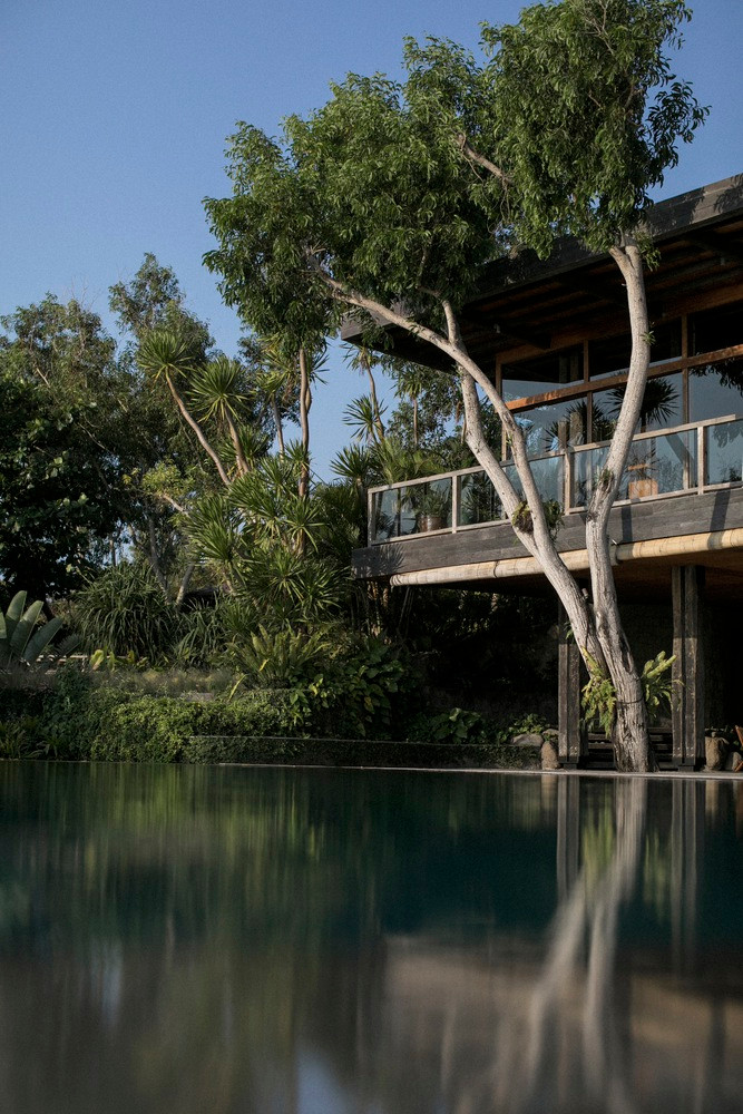 Một máng hứng nước được giấu kín chạy dọc theo mái hiên, nên khi có mưa, nước mưa được thu thập, lưu trữ, xử lý và sau đó cung cấp nguồn nước sử dụng cho ngôi nhà. Một máng hứng nước được giấu kín chạy dọc theo mái hiên, nên khi có mưa, nước mưa được thu thập, lưu trữ, xử lý và sau đó cung cấp nguồn nước sử dụng cho ngôi nhà.