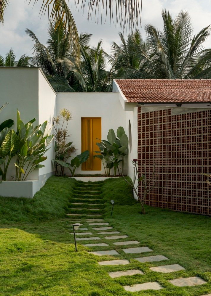 Các bức tường xốp nghiêng, ôm sát đất đóng vai trò như một cổng vào, thể hiện tư thế chào đón khi các vị khách đến gần lối vào. Các bức tường xốp nghiêng, ôm sát đất đóng vai trò như một cổng vào, thể hiện tư thế chào đón khi các vị khách đến gần lối vào.