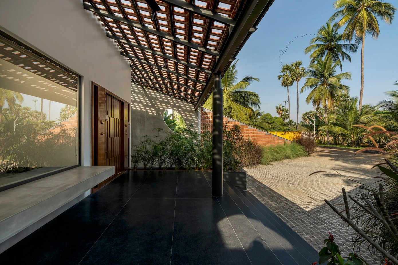 Các ô cửa sổ trên các khối xốp mang lại cái nhìn thoáng qua về cảnh quan tuyệt đẹp xung quanh ngôi nhà. Các ô cửa sổ trên các khối xốp mang lại cái nhìn thoáng qua về cảnh quan tuyệt đẹp xung quanh ngôi nhà.