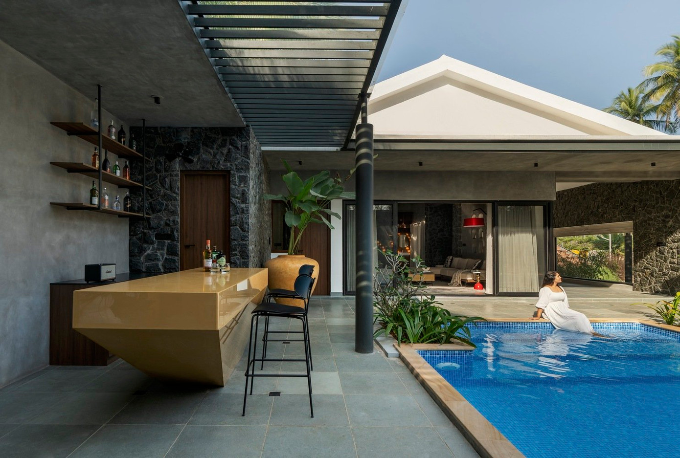 Khu vực hồ bơi ngoài trời có quầy bar, là nơi lý tưởng để gia đình quây quần. Khu vực hồ bơi ngoài trời có quầy bar, là nơi lý tưởng để gia đình quây quần.