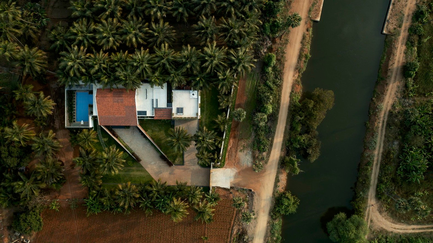 Vị trí xây nhà nằm gần một khu bảo tồn, được bao quanh bởi các khu đất nông nghiệp và dòng sông uốn quanh. Vị trí xây nhà nằm gần một khu bảo tồn, được bao quanh bởi các khu đất nông nghiệp và dòng sông uốn quanh.