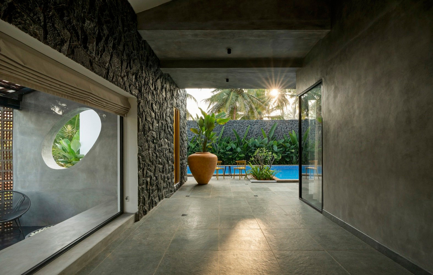 Ngôi nhà có những khu vực bán mở rộng để người sinh sống có thể tận hưởng không gian ngoài trời, tham gia làm vườn và ngắm chim chóc. Ngôi nhà có những khu vực bán mở rộng để người sinh sống có thể tận hưởng không gian ngoài trời, tham gia làm vườn và ngắm chim chóc.