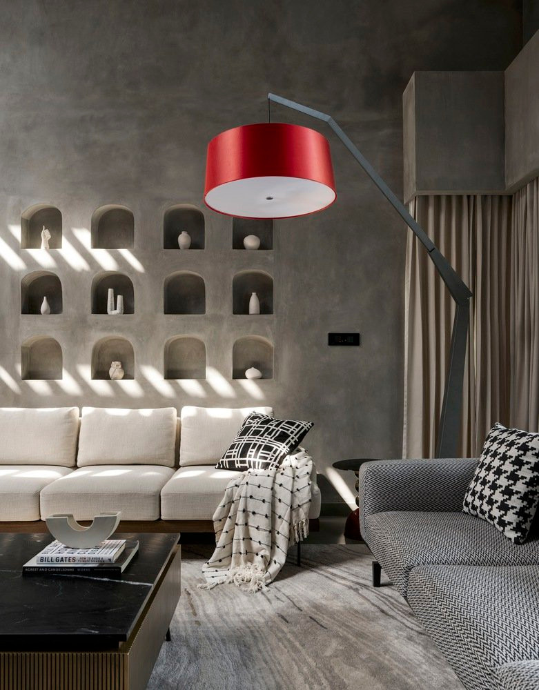 Các bức tường xốp nghiêng, ôm sát đất đóng vai trò như một cổng vào, thể hiện tư thế chào đón khi các vị khách đến gần lối vào. Các bức tường xốp nghiêng, ôm sát đất đóng vai trò như một cổng vào, thể hiện tư thế chào đón khi các vị khách đến gần lối vào.