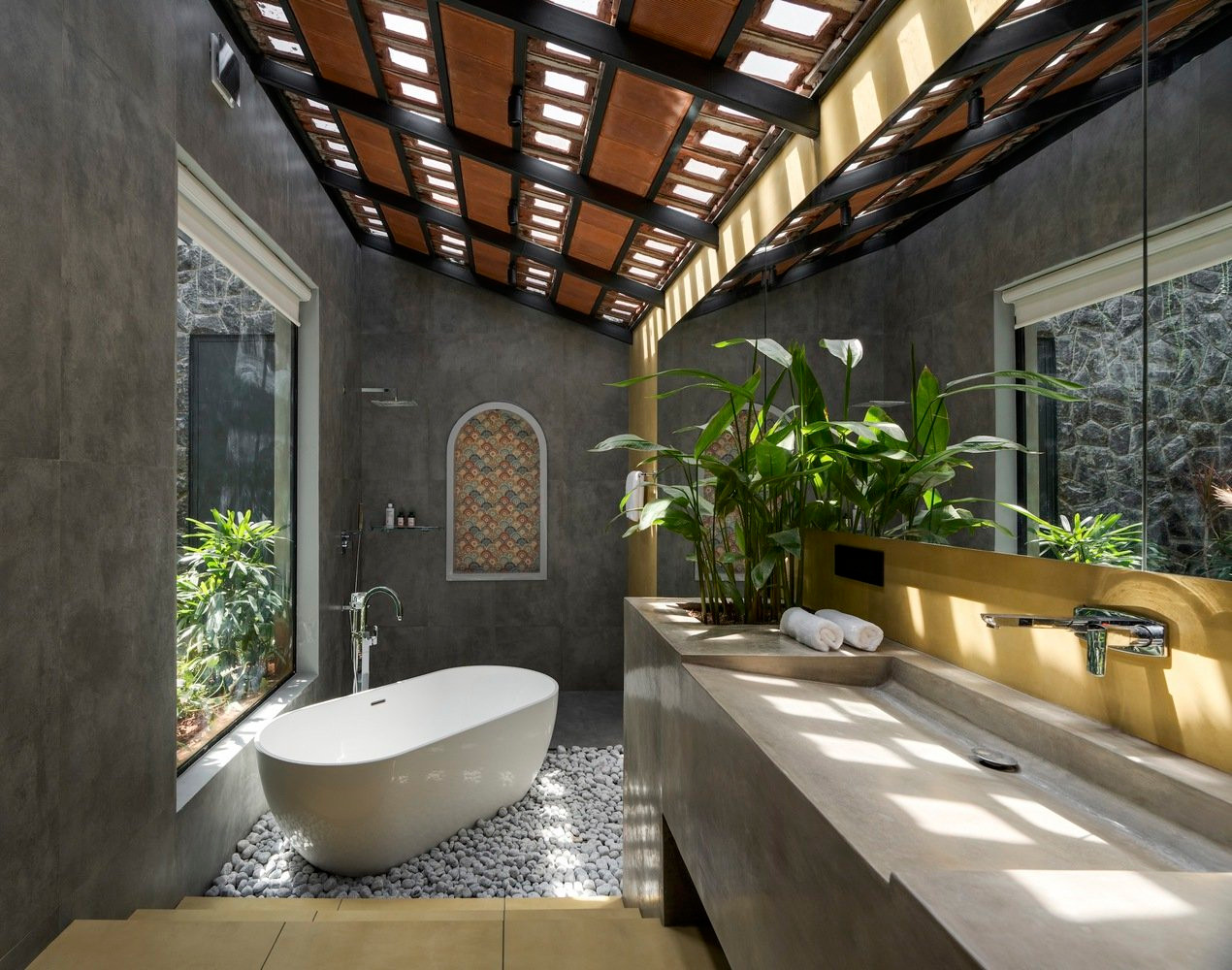 Nhà tắm sử dụng gam màu trung tính với vật liệu đất - gỗ, đá vụn, kota, gạch Mangalore và lớp hoàn thiện giàu oxit. Nhà tắm sử dụng gam màu trung tính với vật liệu đất - gỗ, đá vụn, kota, gạch Mangalore và lớp hoàn thiện giàu oxit.