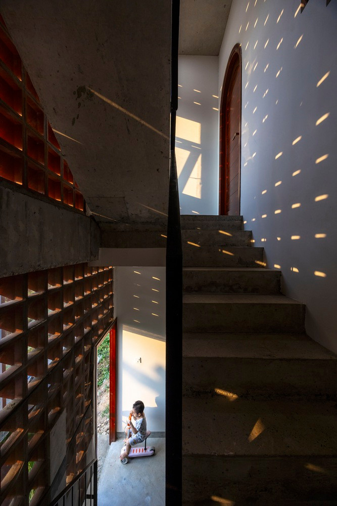 Ngoài ra, việc sử dụng bê tông thô cho cột, cầu thang và sàn nhà với lớp mài hoàn thiện sẽ tạo thêm cảm giác chắc chắn và độ bền, mời gọi người ở kết nối với sự mộc mạc, tự nhiên của ngôi nhà. Ngoài ra, việc sử dụng bê tông thô cho cột, cầu thang và sàn nhà với lớp mài hoàn thiện sẽ tạo thêm cảm giác chắc chắn và độ bền, mời gọi người ở kết nối với sự mộc mạc, tự nhiên của ngôi nhà.