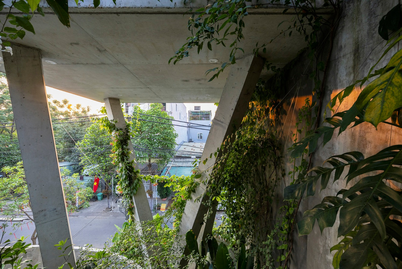 Ngoài ra, việc sử dụng bê tông thô cho cột, cầu thang và sàn nhà với lớp mài hoàn thiện sẽ tạo thêm cảm giác chắc chắn và độ bền, mời gọi người ở kết nối với sự mộc mạc, tự nhiên của ngôi nhà. Ngoài ra, việc sử dụng bê tông thô cho cột, cầu thang và sàn nhà với lớp mài hoàn thiện sẽ tạo thêm cảm giác chắc chắn và độ bền, mời gọi người ở kết nối với sự mộc mạc, tự nhiên của ngôi nhà.