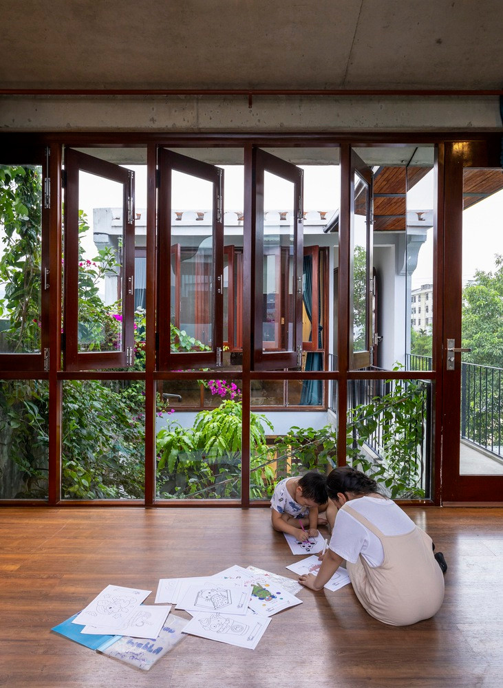 Khung cửa gỗ, nét đặc trưng của kiến trúc Hội An, tạo nên đường nét gắn kết cho ngôi nhà. Khung cửa gỗ, nét đặc trưng của kiến trúc Hội An, tạo nên đường nét gắn kết cho ngôi nhà.