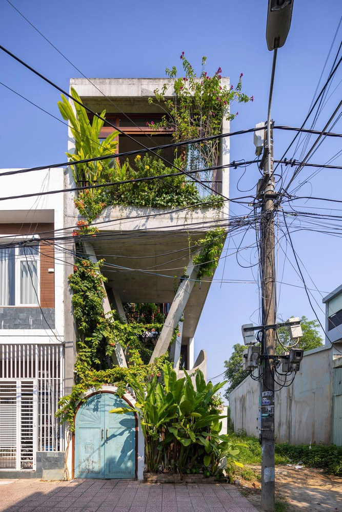 Xương sống kết cấu của thiết kế này là hệ thống cột bê tông thép cách điệu gợi nhớ đến khung tự nhiên của cây. Xương sống kết cấu của thiết kế này là hệ thống cột bê tông thép cách điệu gợi nhớ đến khung tự nhiên của cây.