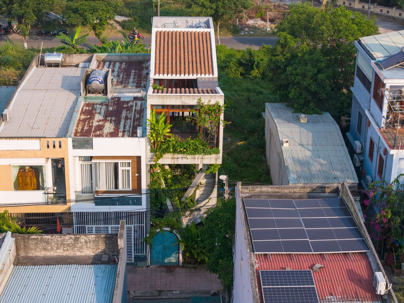 Ngôi nhà này tọa lạc trên một khu đất đô thị tiêu chuẩn với kích thước 4,5x16m, do đó nhóm kiến trúc sư tận dụng một nửa diện tích đất phía sau để xây dựng một tòa nhà ba tầng tối giản, đóng vai trò như một điểm neo chức năng. Ngôi nhà này tọa lạc trên một khu đất đô thị tiêu chuẩn với kích thước 4,5x16m, do đó nhóm kiến trúc sư tận dụng một nửa diện tích đất phía sau để xây dựng một tòa nhà ba tầng tối giản, đóng vai trò như một điểm neo chức năng.