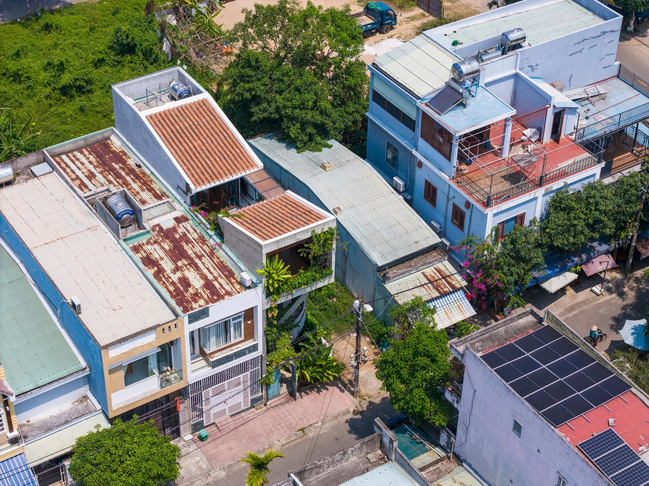 Khu vực còn lại được biến thành một khu vườn nhiều tầng tươi tốt, trên đó có một dãy nhà được bố trí cẩn thận, gợi lên ảo giác về một ngôi nhà nổi. Khu vực còn lại được biến thành một khu vườn nhiều tầng tươi tốt, trên đó có một dãy nhà được bố trí cẩn thận, gợi lên ảo giác về một ngôi nhà nổi.