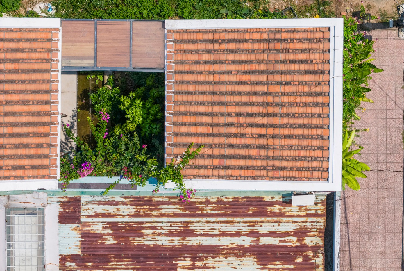 Cấu trúc mái truyền thống, bao gồm hai dãy nhà quay mặt ra sân trung tâm, thể hiện sự tôn kính đối với khu vườn xinh đẹp ở trung tâm khu nhà. Cấu trúc mái truyền thống, bao gồm hai dãy nhà quay mặt ra sân trung tâm, thể hiện sự tôn kính đối với khu vườn xinh đẹp ở trung tâm khu nhà.