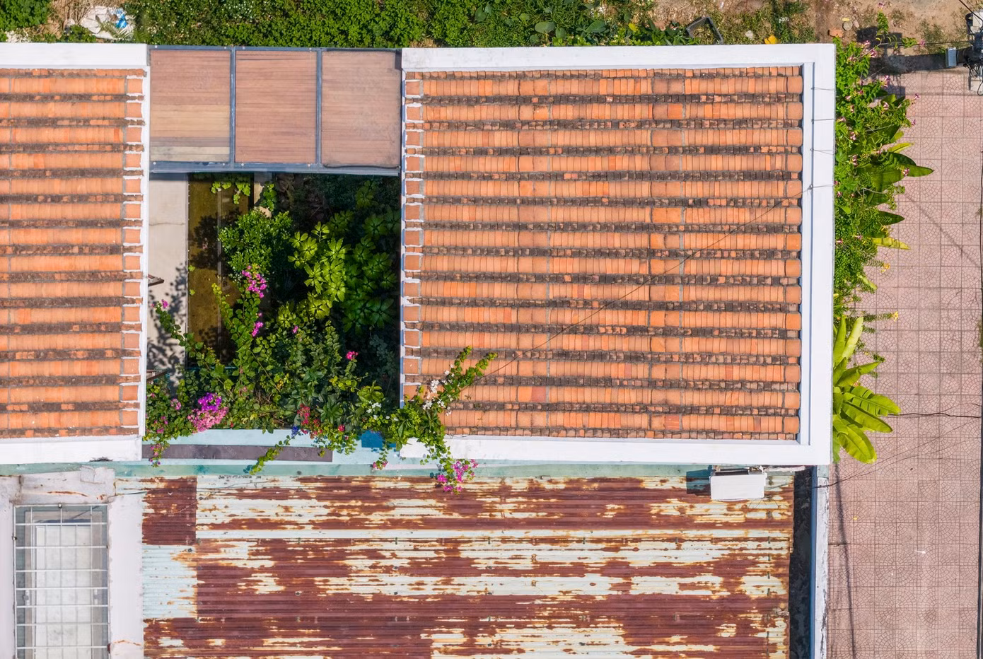 Cấu trúc mái truyền thống, bao gồm hai dãy nhà quay mặt ra sân trung tâm, thể hiện sự tôn kính đối với khu vườn xinh đẹp ở trung tâm khu nhà.