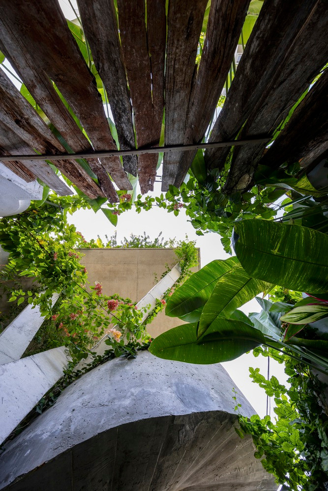 Ngoài ra, việc sử dụng bê tông thô cho cột, cầu thang và sàn nhà với lớp mài hoàn thiện sẽ tạo thêm cảm giác chắc chắn và độ bền, mời gọi người ở kết nối với sự mộc mạc, tự nhiên của ngôi nhà. Ngoài ra, việc sử dụng bê tông thô cho cột, cầu thang và sàn nhà với lớp mài hoàn thiện sẽ tạo thêm cảm giác chắc chắn và độ bền, mời gọi người ở kết nối với sự mộc mạc, tự nhiên của ngôi nhà.