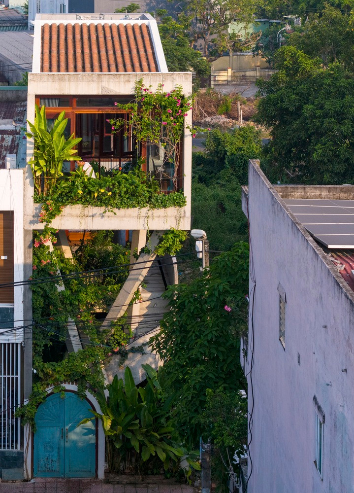 Từ mọi góc nhìn, ngôi nhà giống như một tổ chim trong khu vườn thanh bình. Từ mọi góc nhìn, ngôi nhà giống như một tổ chim trong khu vườn thanh bình.