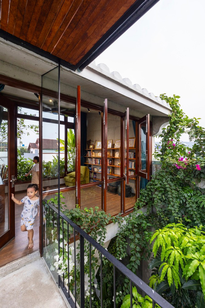 Khung cửa gỗ, nét đặc trưng của kiến trúc Hội An, tạo nên đường nét gắn kết cho ngôi nhà. Khung cửa gỗ, nét đặc trưng của kiến trúc Hội An, tạo nên đường nét gắn kết cho ngôi nhà.